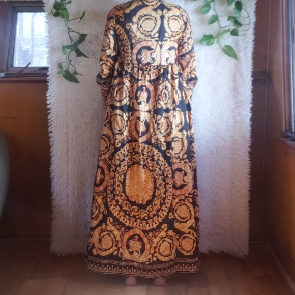Black & Gold Robe - Picture 2 of 4